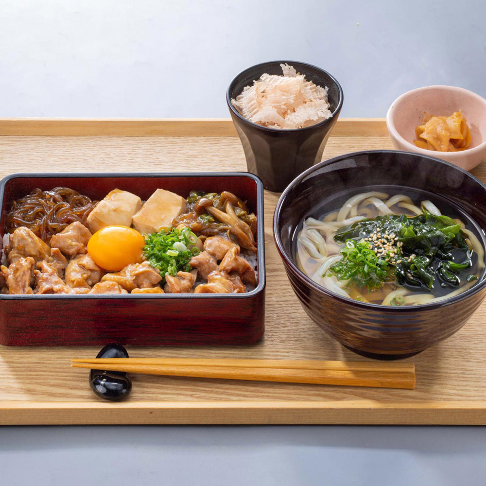 月見鶏すき焼き重と麺のセット