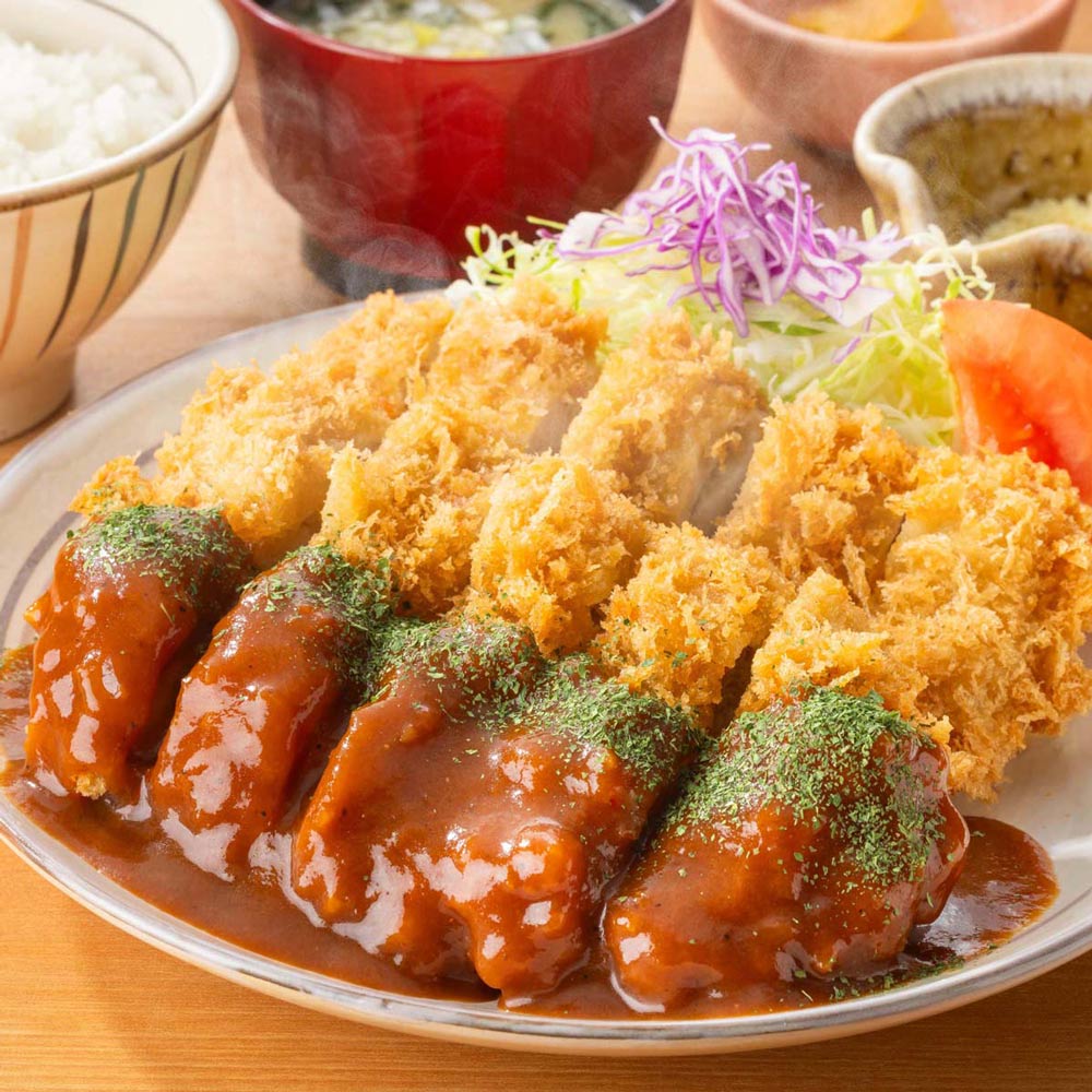 〈おかず増量〉デミグラスチキンかつ