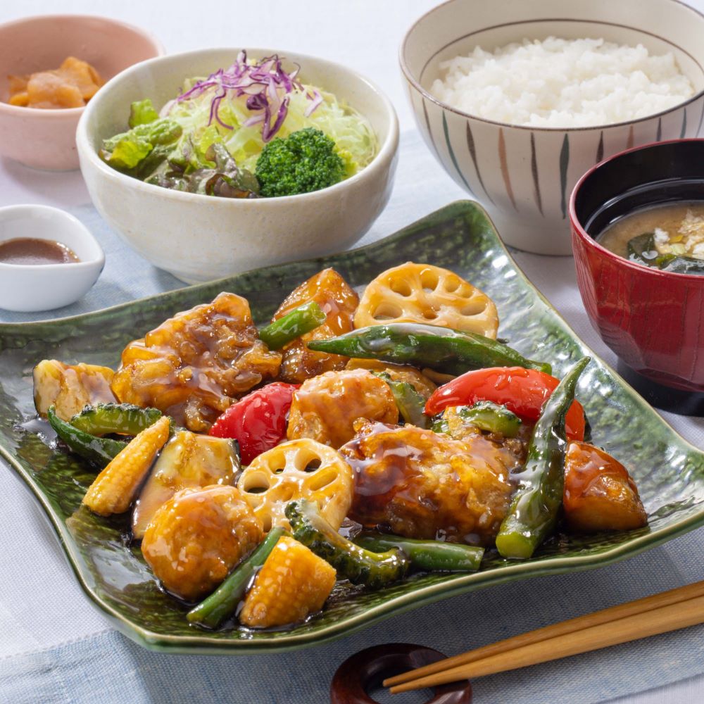 季節の野菜と豚と鶏つくねの黒酢あん