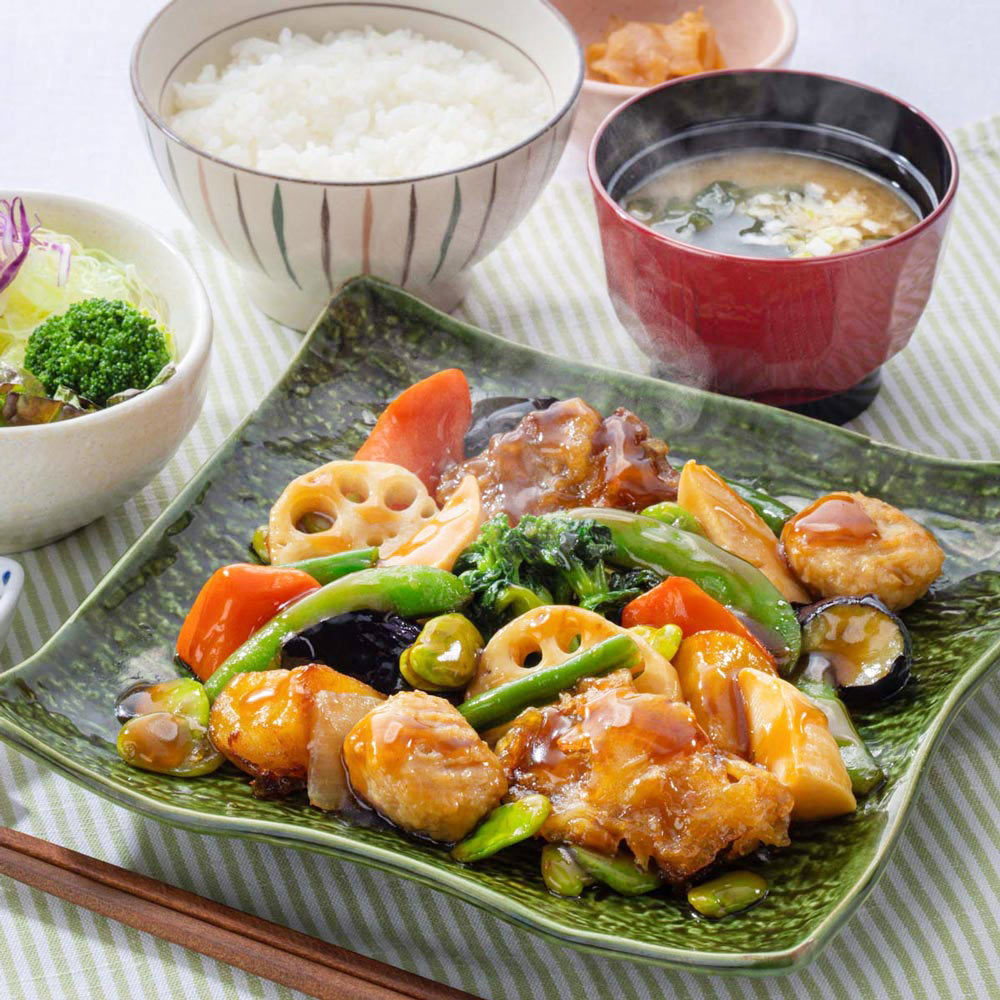 季節の野菜と豚と鶏つくねの黒酢あん