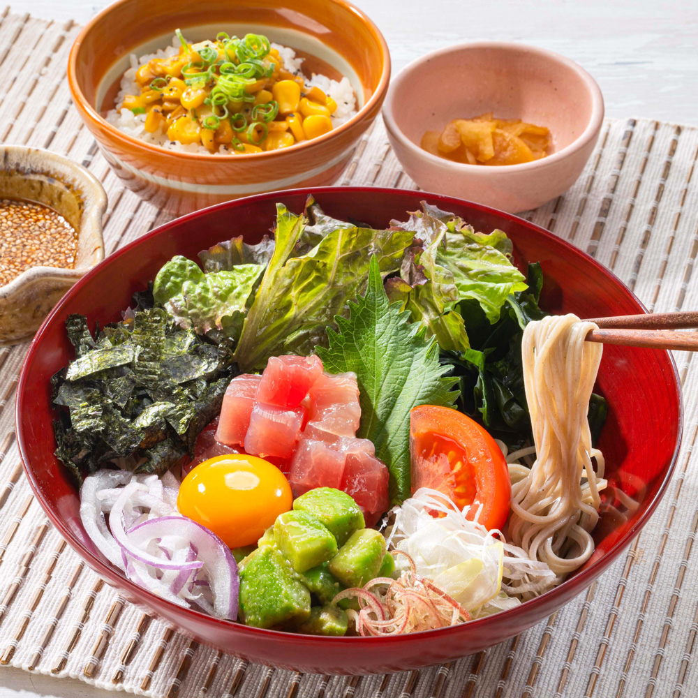 ピリ辛ポキサラダ蕎麦とバター醤油のもろこしご飯
