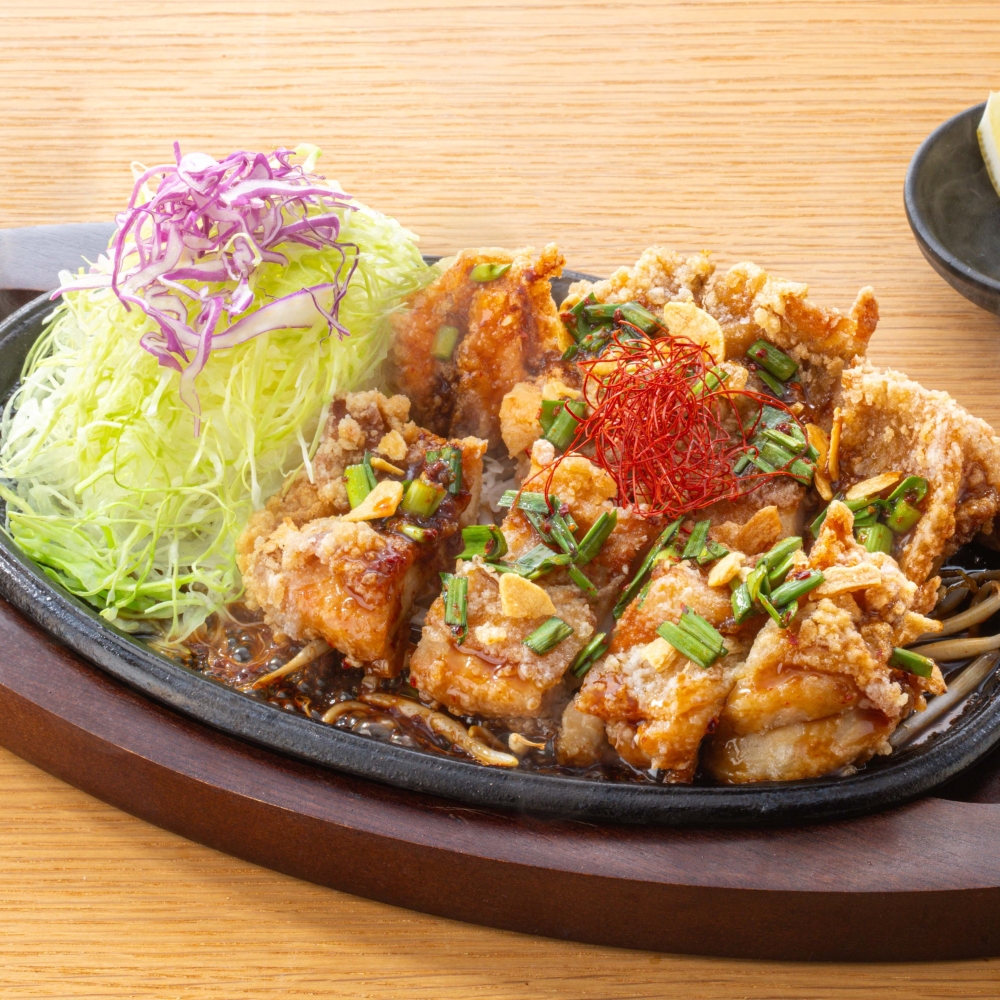 鉄板 生ニラだれの油淋鶏