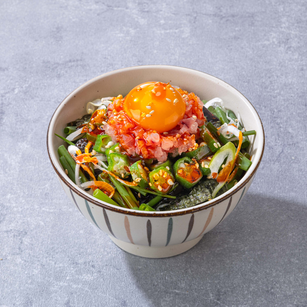 たたきマグロとおくらのピリ辛ユッケご飯