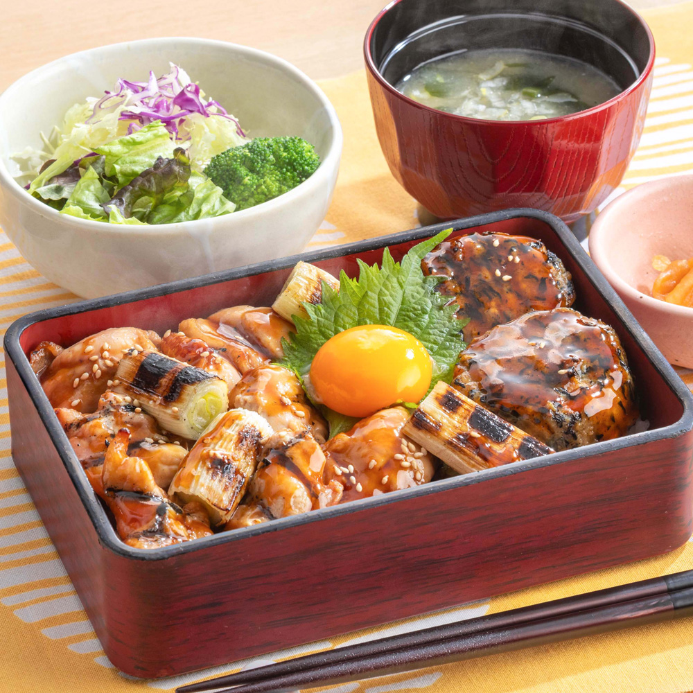 炭火 鶏トロ焼きとひじき入りつくねの月見重