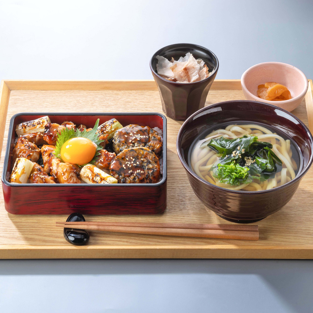 炭火 鶏トロ焼きとひじき入りつくねの月見重と麺のセット