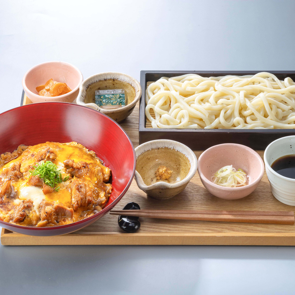 炭火焼き鶏の親子丼と麺のセット