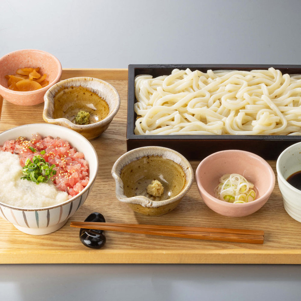 まぐろとろろ丼と麺のセット